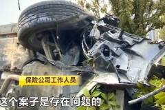 开豪车没买保险，因为修车太贵，美女司机竟然和店员做这种事