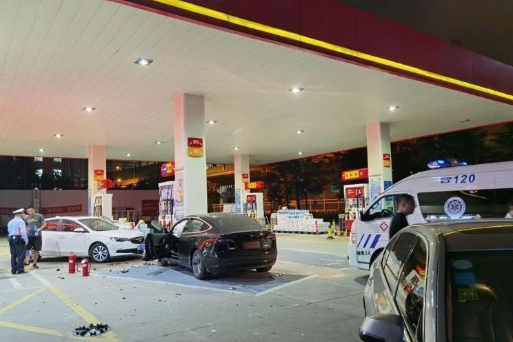 特斯拉Model 3失控冲进加油站 事故原因仍在调查中