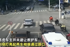 救护车鸣笛70秒喊“救命”，路虎挡道一动不动