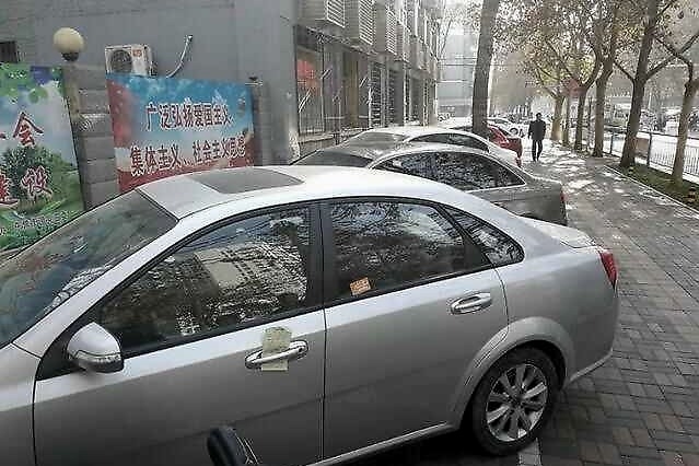 停车入位却被贴条？车主：有些“条”真是哭笑不得！