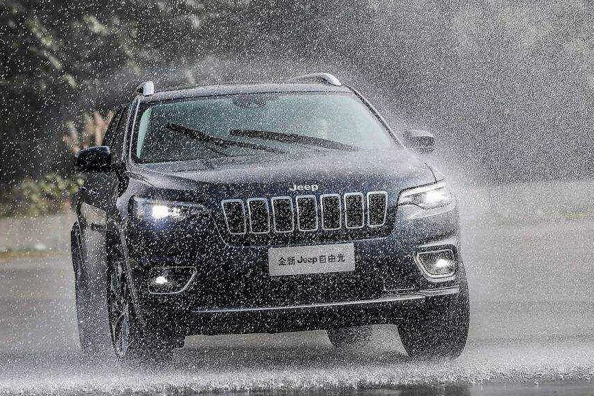 曾被认为是豪华越野车，17.98万+9AT为何如今卖不动了？