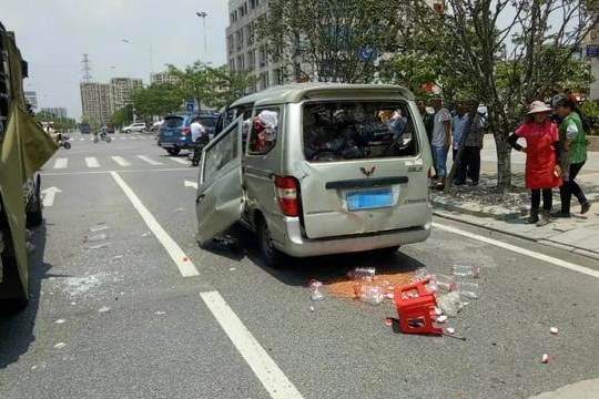 一面包车等红绿灯时突然爆了！只因车主抽了根烟