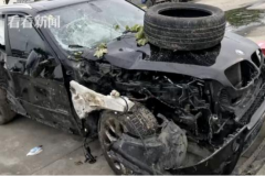 小伙深夜开宝马搭讪，外国美女热情上车“整活儿”，差点车毁人亡