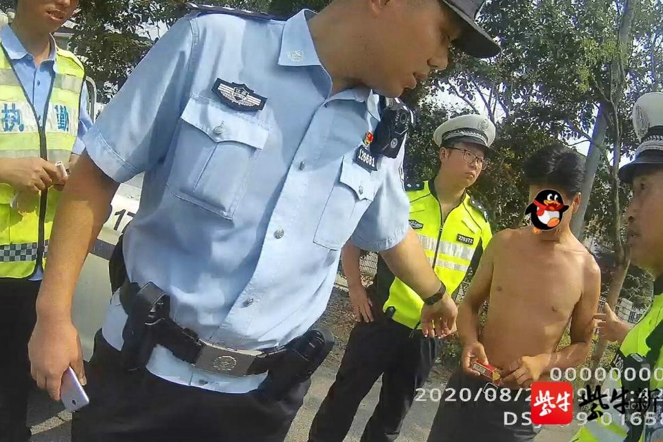 骑电动车不戴头盔被拦截，民警一查他还是网上逃犯