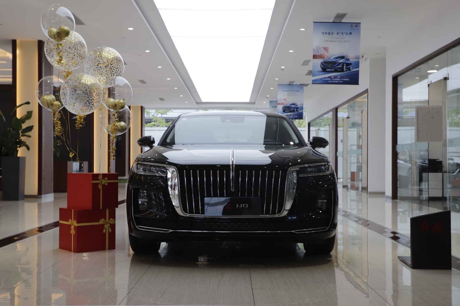 红旗H9会不会抢了奥迪A6L的饭碗？到店看了实车就知道答案