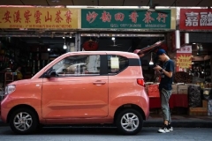 红绿灯前，面包车内突然发生爆炸，竟然是因为这个？