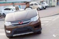 广州交警拦下一辆五菱宏光，前后2个车头，车主解释让人汗颜