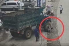 来宾一男子蹲在路边等车 下一秒被大卡车直接碾压（图）