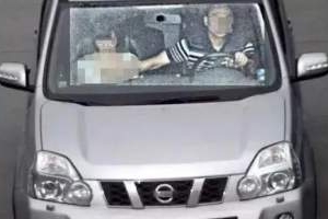 “开车摸胸”真有司机被罚？真相来了