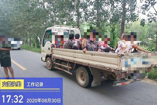 交警查获一货车违法载人，年龄加起来“上千岁”