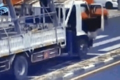 司机跳下卡车突然全身起火僵直倒下 眼看车要爆炸上演“神自救”