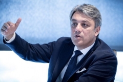 雷诺新CEO三把火：调整计划，提拔CTO