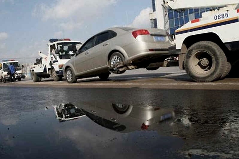 交通部门因交通事故扣押车辆，收停车费违法！