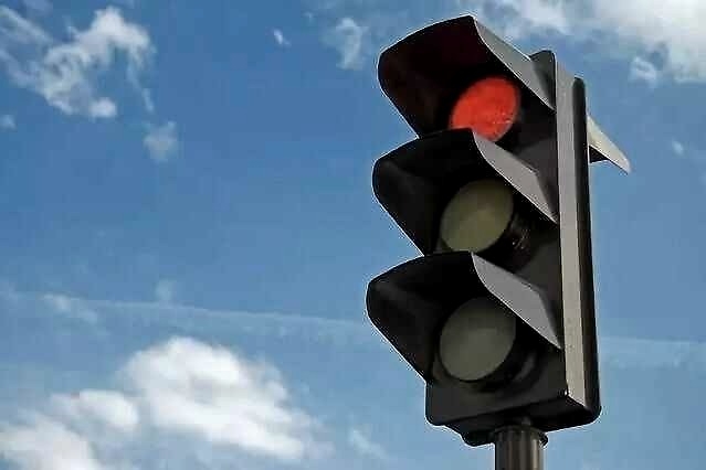 路口红灯一直不变绿灯，直接开过去算违章吗？