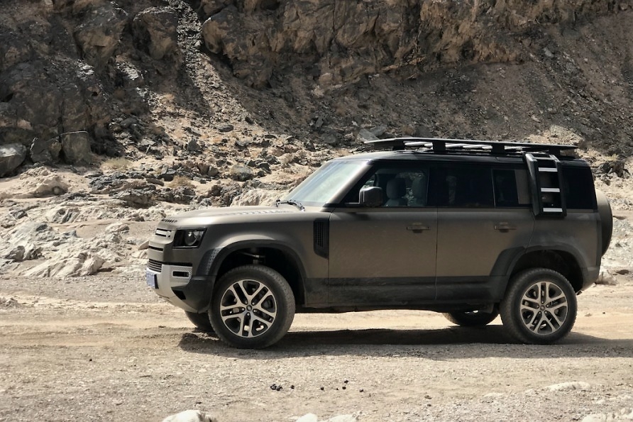 路虎又出新车，动力不输奔驰大G，透视引擎盖科技感十足！