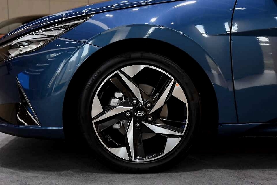 全新伊兰特本月上市，比思域、菲斯塔更漂亮，你认为多少钱合适？