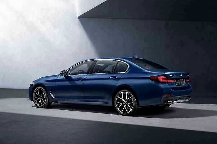 新款宝马5系官图发布，挤牙膏式升级，现款性价比更高？