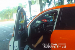 保时捷半年内两次大变色被全市布控！女司机刚下车，脚下亮了