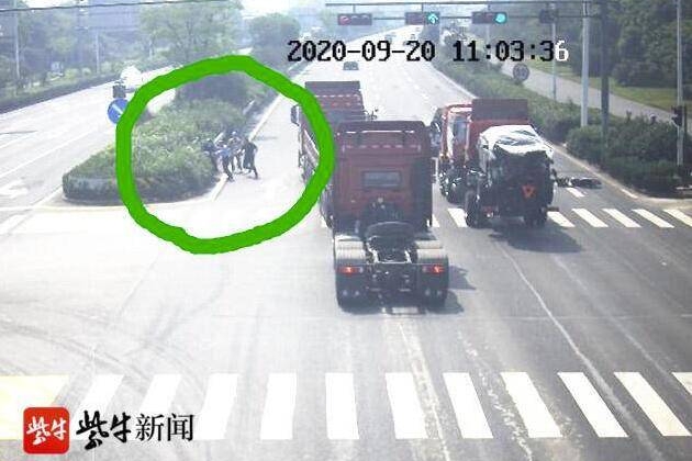 好样的！90后夫妇目击摩托车肇事逃跑，徒步追击逼停“逃逸男”