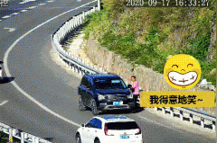 司机神操作！遮挡号牌+逆行，这辆冀F字头黑色轿车，罚24分！