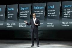 左手电动，右手盈利，奔驰新战略如何平衡？