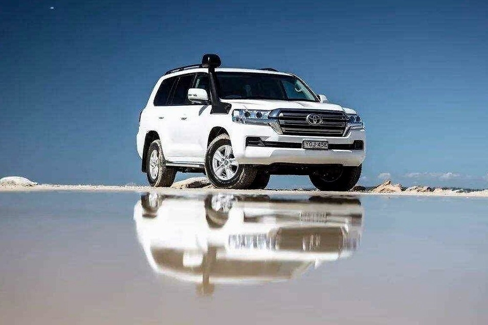 新款陆巡首次曝光，光看外观设计，揽胜就输了，这次没白等