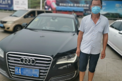 一黑一白桂A奥迪高速飙车！两司机是父子，车上载着自家人