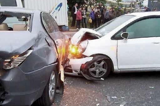 飞度撞烂宝马，飞度车主：反正有保险。保险公司：你失算了！