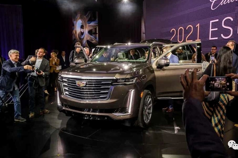 全新凯迪拉克凯雷德发布，车身霸气侧漏，但车尾像“面包车”？