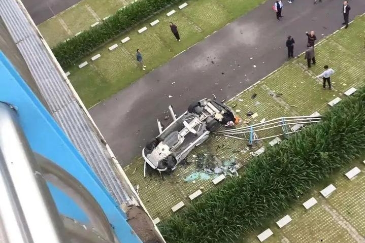 傻眼！一辆宝马车从20米高桥上坠落，司机被救出一幕令人哭笑不得