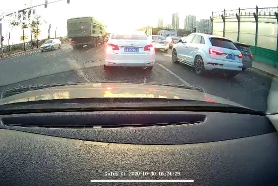 太疯狂了！大货超载闯灯逆行，还把残土卸大道上阻拦警车！真以为自己能跑了呢