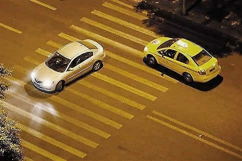 老司机常说“开车掉头三不踩”是什么意思