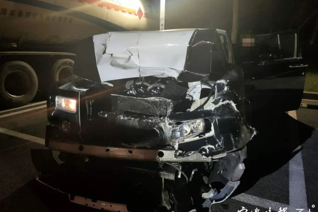 600多万元的劳斯莱斯撞到直接报废！只因司机一个小动作……