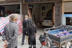 温州一女司机开车冲进民房！网友调侃：“倒车入库，完美~”