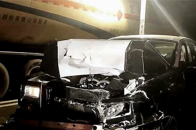 司机低头捡手机，600万劳斯莱斯瞬间撞报废