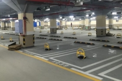 男子买下小区90多个车位全部上锁，业主联合开砸！谁对谁错?