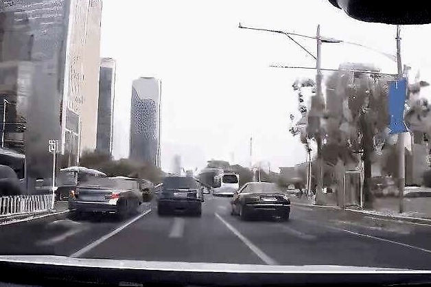 恶意别车泼咖啡有感：刑拘黑车司机大快人心，不文明驾驶也要不得