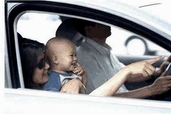 国庆出游5座私家车5个成年人，再抱一个婴儿，算不算超载？