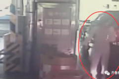 女司机驶出车库口时突然撞向前车！结果却让人竖起大拇指…