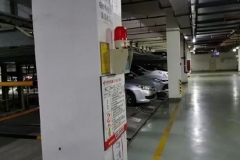 载车板突然启动上升，150万保时捷卡在半空11天，女车主：我腿差点没保住