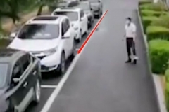 男子屡次停车失败，环卫工阿姨看不下去，结果出乎意料！太帅了