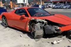 贵州一辆法拉利飞往人行道，100万瞬间没了！车是租的……