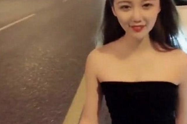 深夜偶遇47万奔驰C级，看到女车主那一刻，网友：晚上注意安全