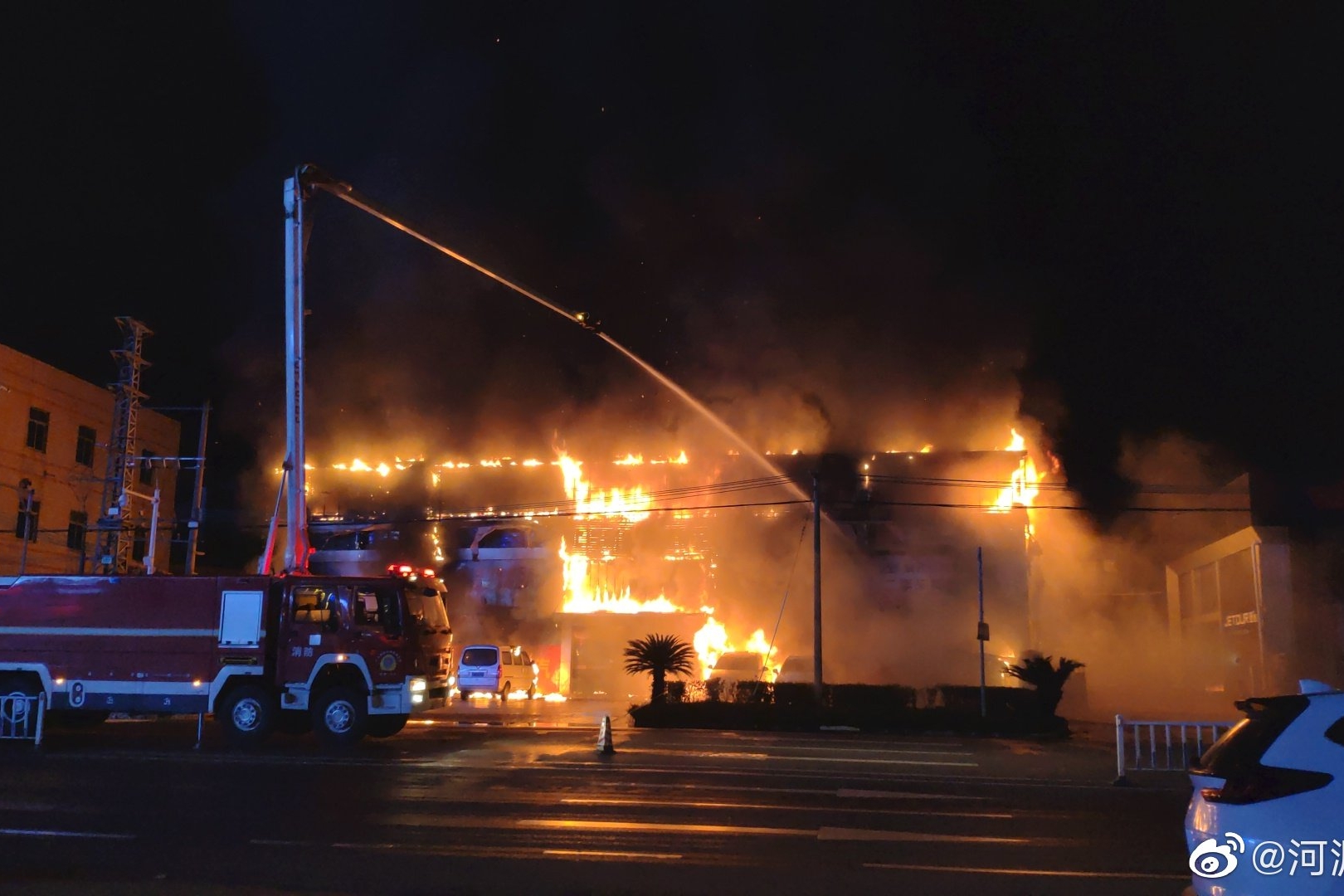 广东河源一车行发生火灾 多辆小车被烧毁