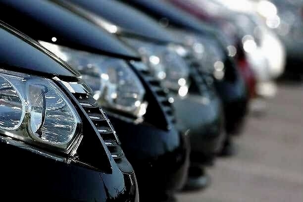 有钱人看不上，穷人买不起，这几款伪豪车，全被销量打脸了