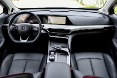 四出排气+300N·m+双联大屏，时尚又居家，这台高性价比SUV才十万出头