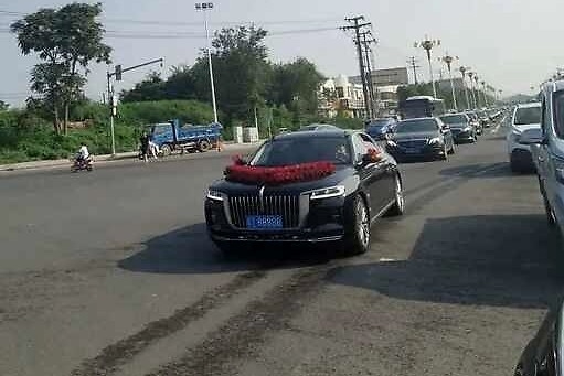 河北小伙结婚，放弃奔驰选红旗H9当主婚车，车牌亮了