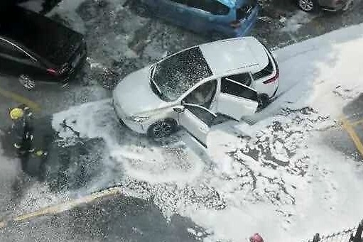 20天内5起新能源汽车事故 这次炸穿顶棚炸飞尾门！