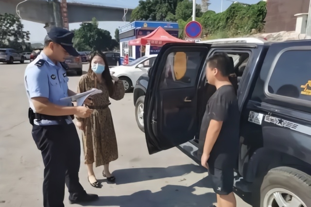 高速路上开车10公里才想起：儿子呢？10岁男孩淡定等待：不是第一次了……