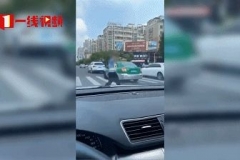 马路中央强行拦车，交警“棍棒”执法遭质疑！官方回应了